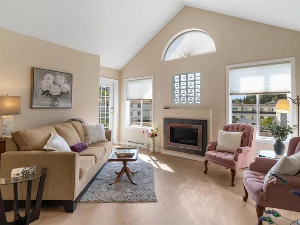 275 1st St #403, Duncan, BC V9L 1R3