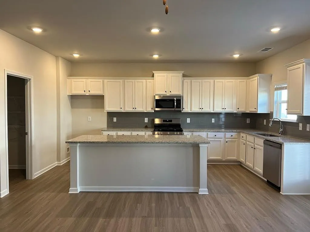 4 bed, 2.5 bath, 2282 sqft, $2,350 — Photo 3
