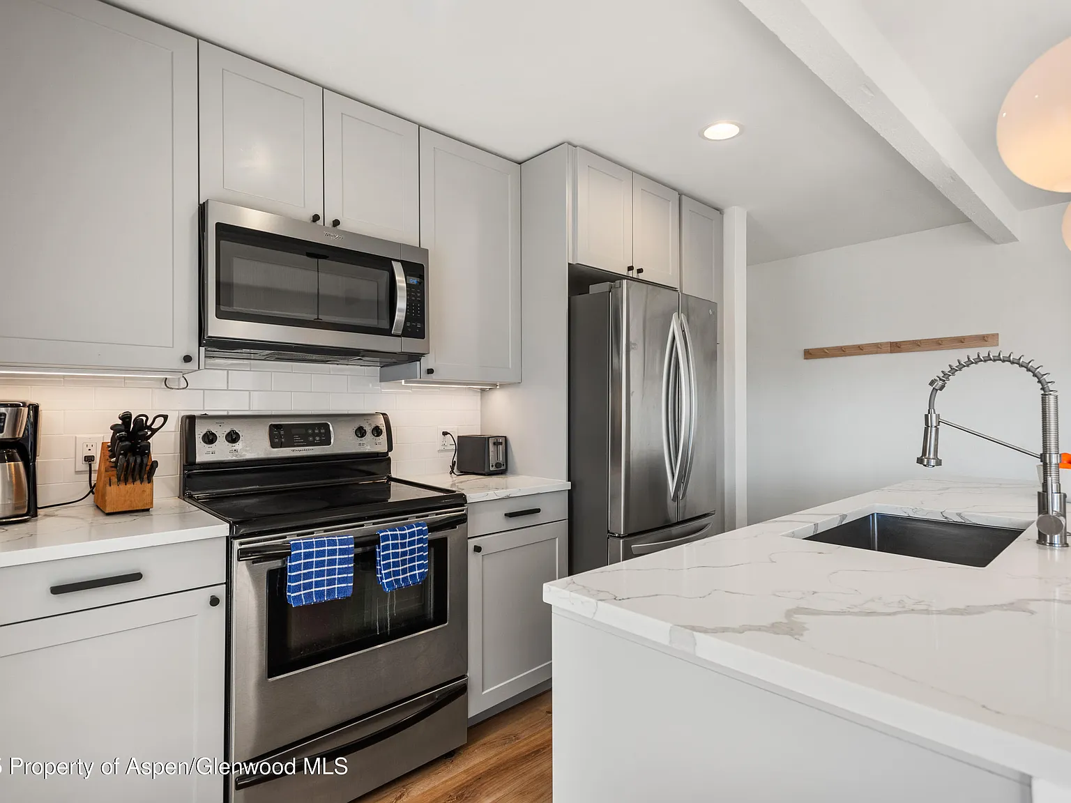 2 bed, 2.0 bath, 916 sqft, $6,500 — Photo 4