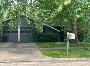 303 Mary Ann Dr, Friendswood, TX 77546