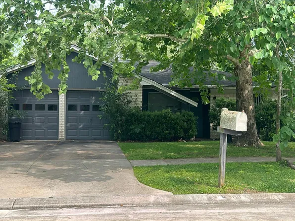 303 Mary Ann Dr, Friendswood, TX 77546