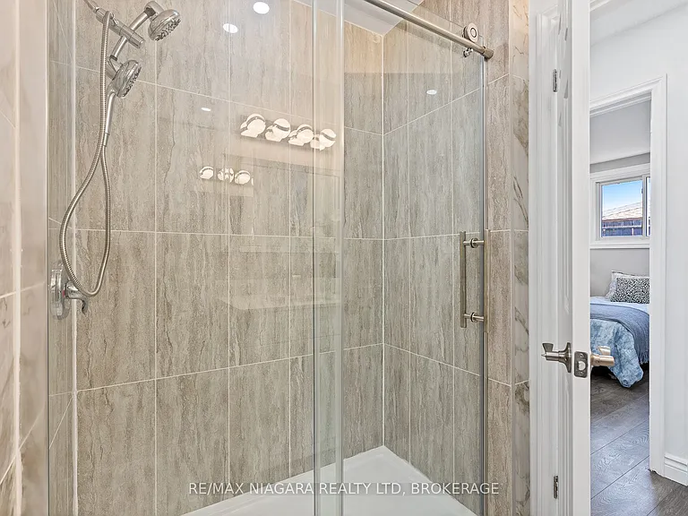 8235 Paddock Trail Dr #UPPER — Photo 17