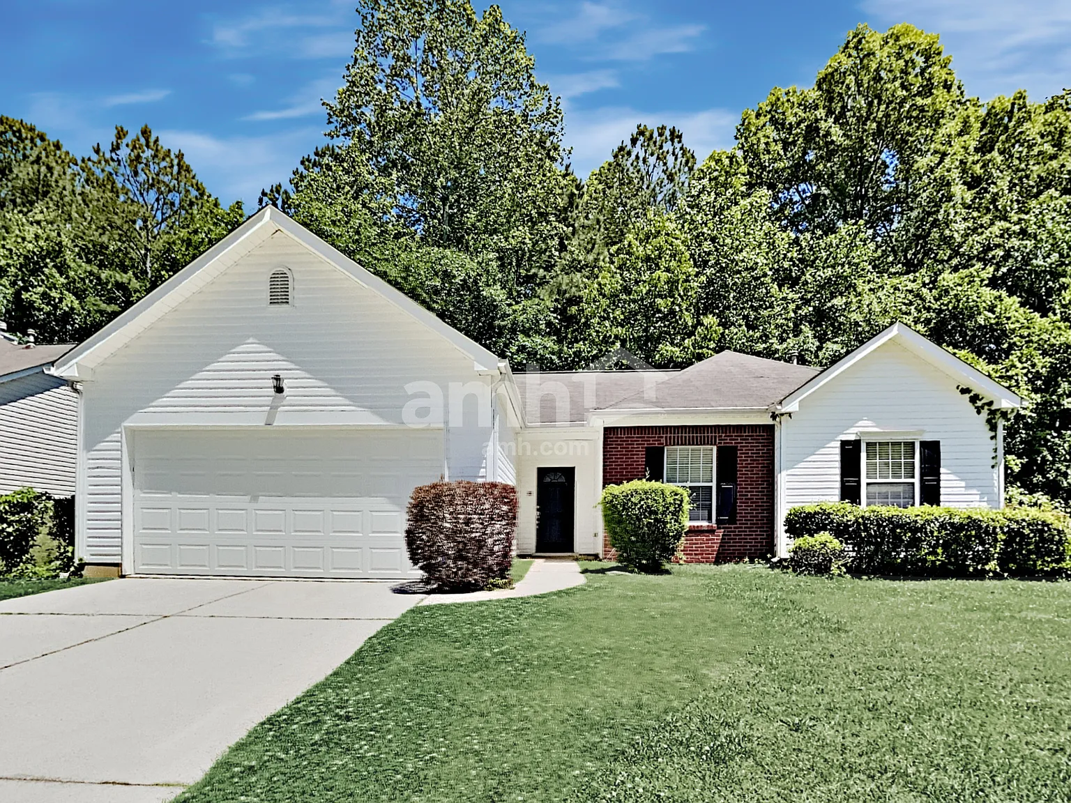 3 bed, 2.0 bath, 1298 sqft, $2,105 — Photo 1