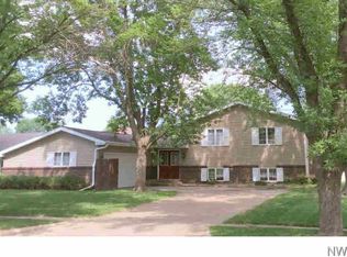 616 S Norbeck St, Vermillion, SD 57069