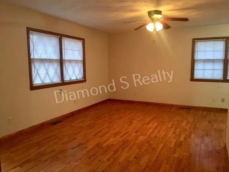 2706 S Stewart Ave — Photo 4