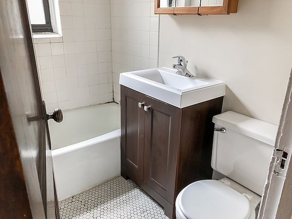 4th image of 3501 1/2 N Greenview Ave #3