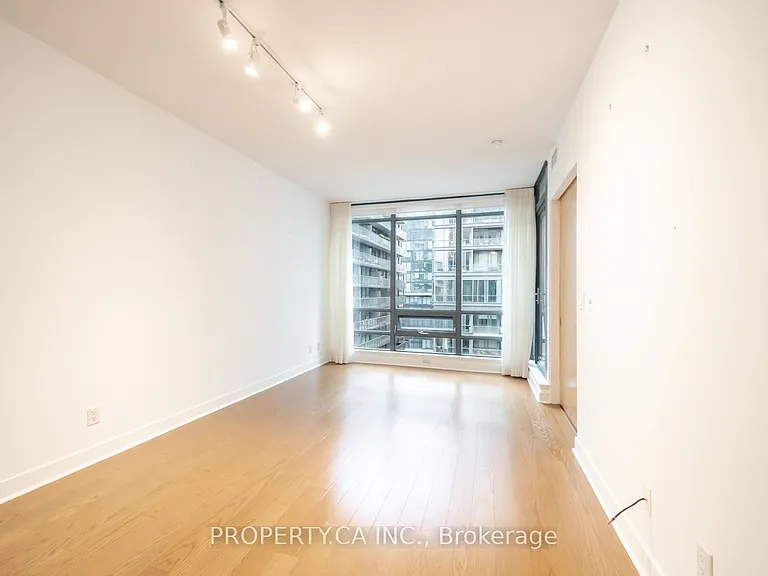 438 King St W #803 — Photo 1