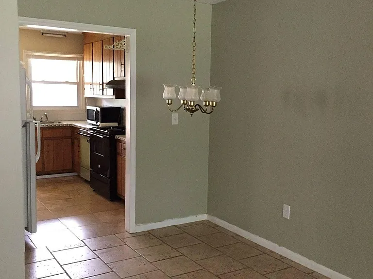 401 W Mountain St — Photo 3