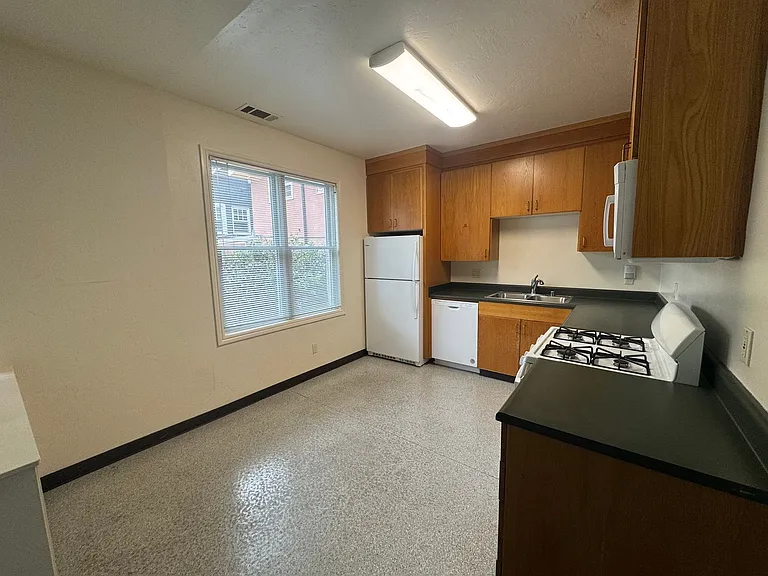 2527 Piedmont Ave #C — Photo 4