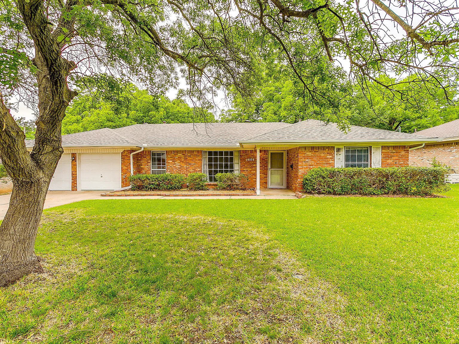 3 bed, 1930 sqft, $1,945 — Photo 1