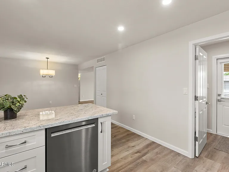 224 E Oxford Dr — Photo 8