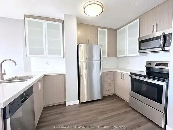 4th image of 2575 Danforth Ave #1105