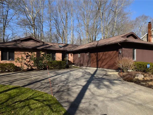 18230 Rolling Brook Dr, Chagrin Falls, OH 44023