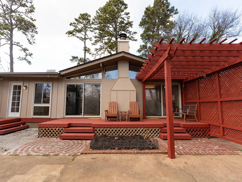 3 bed, $2,400 — Photo 1