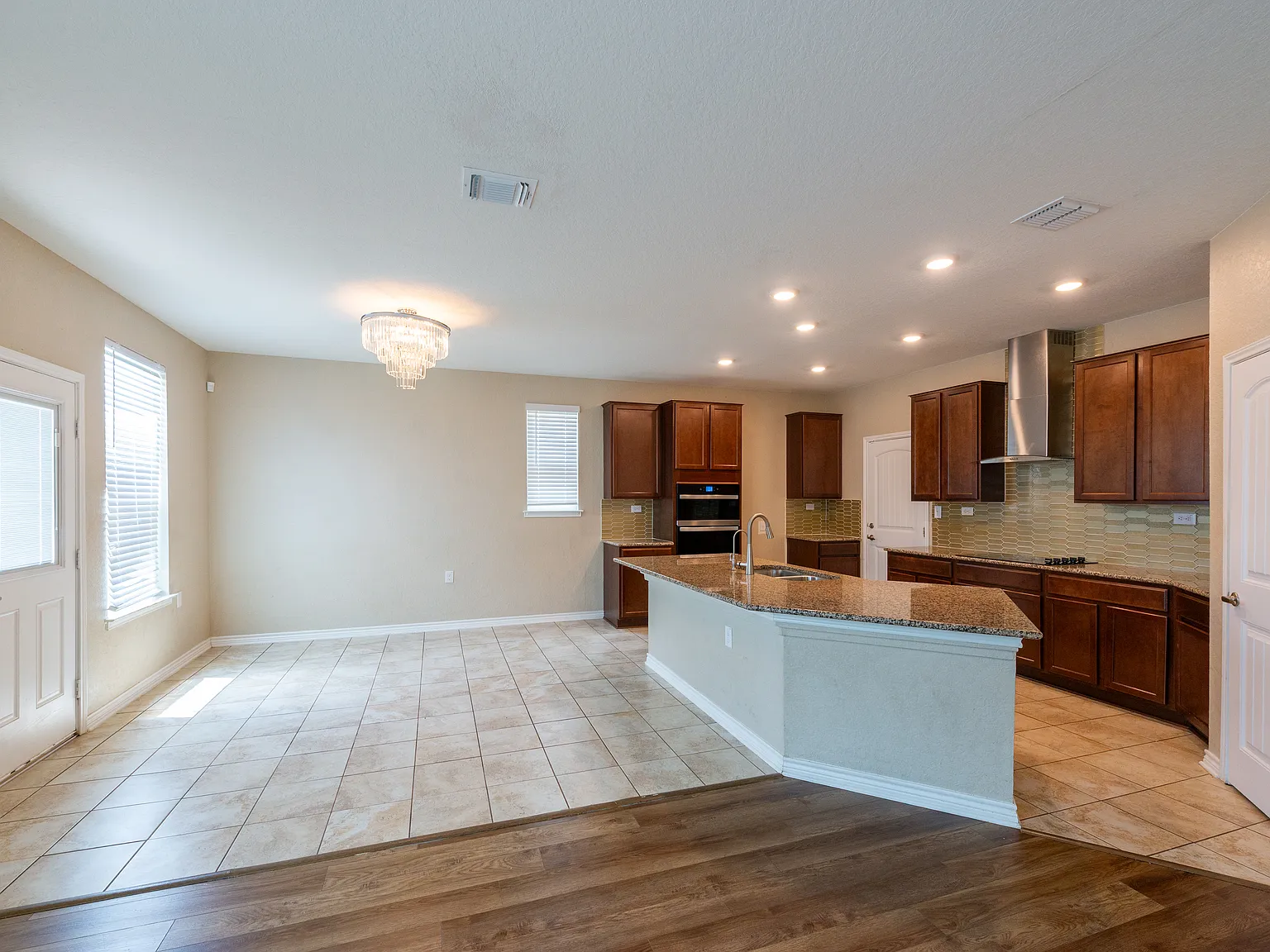 4 bed, 2381 sqft, $1,925 — Photo 3