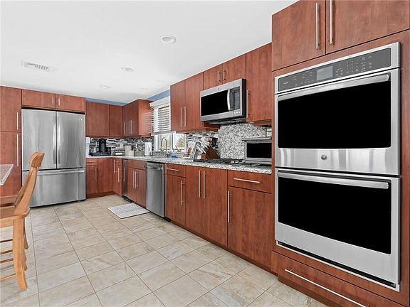 3rd image of 14 Leawood Dr