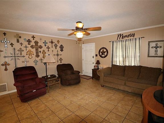 4th image of 204 N Meadowbrook Dr