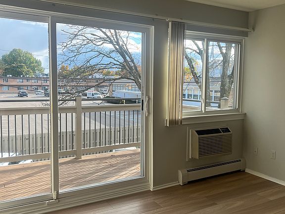 4th image of 3134 Greenfield Rd #7A