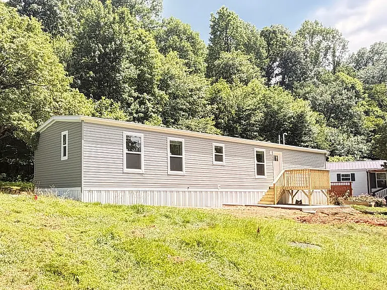 32 Manor Dr — Photo 1