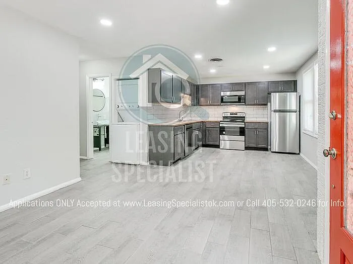 1025 Parsons St — Photo 9