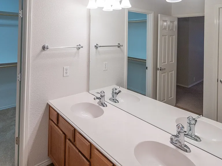 2215 Canterbury Park Dr — Photo 15