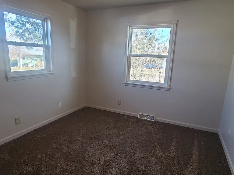 1519 Brentwood St — Photo 3