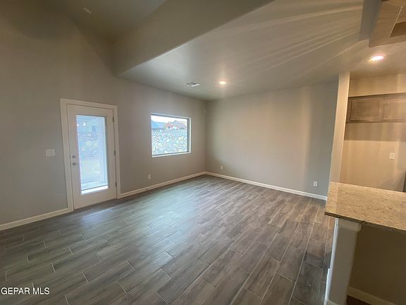 4th image of 927 Brass Hill Ave