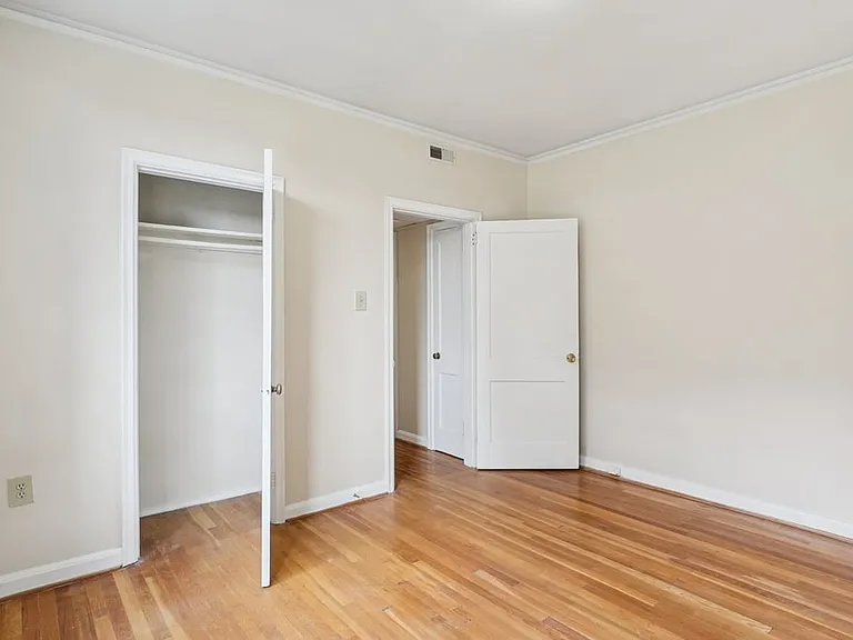 Cameron Court Apartments — Photo 65
