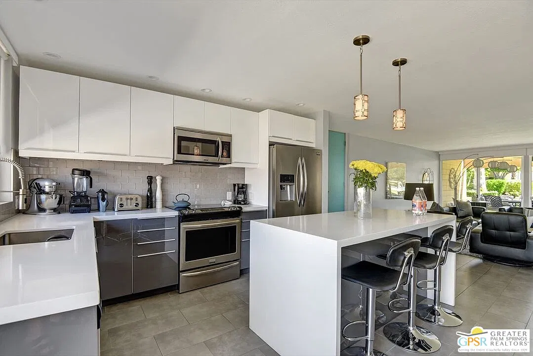 2 bed, 3.0 bath, 1351 sqft, $6,850 — Photo 4