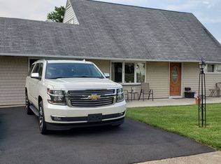 2 Viewpoint Ln, Levittown, PA 19054