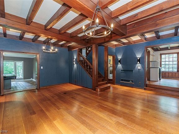 5th image of 2548 Charney Rd