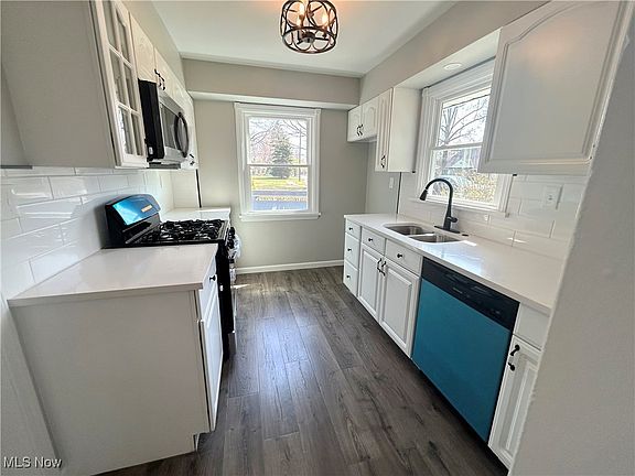 4th image of 25585 Chatworth Dr