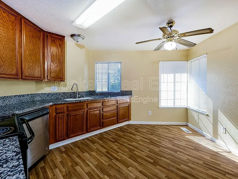 3724 Gladstone Dr — Photo 13