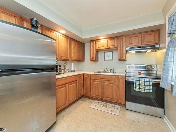 3rd image of 184 Fairfield Rd