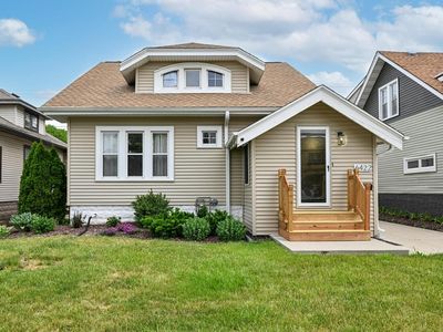 6422 W North AVENUE, Wauwatosa, WI, 53213