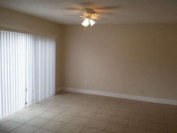5th image of 4759 SW 13th Pl