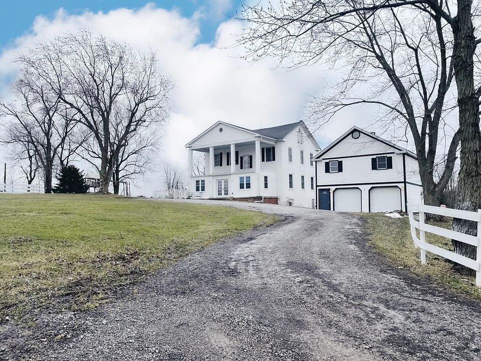 Sits up nice private driveway off road.