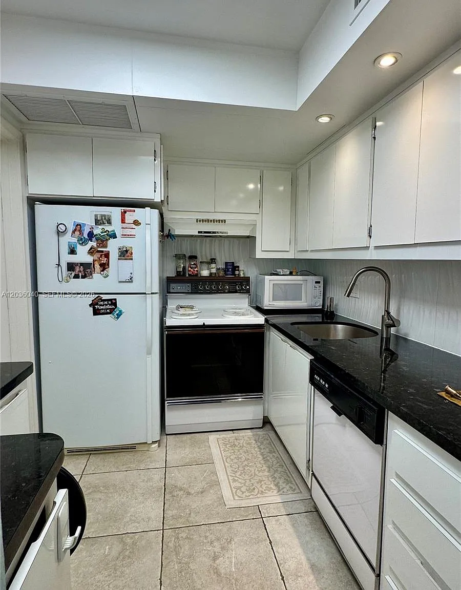 Bisc Lake Gardens Condo N — Photo 1