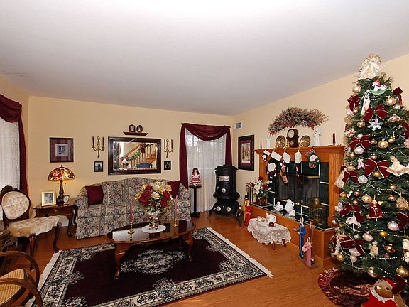 3rd image of 4921 Crescent Hill Ln
