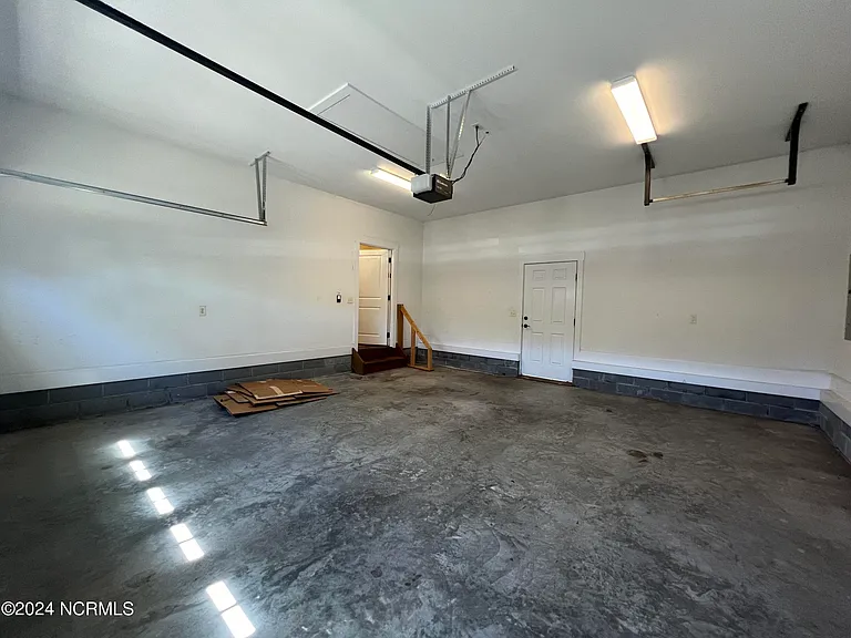 1211 Daisy Ct — Photo 17