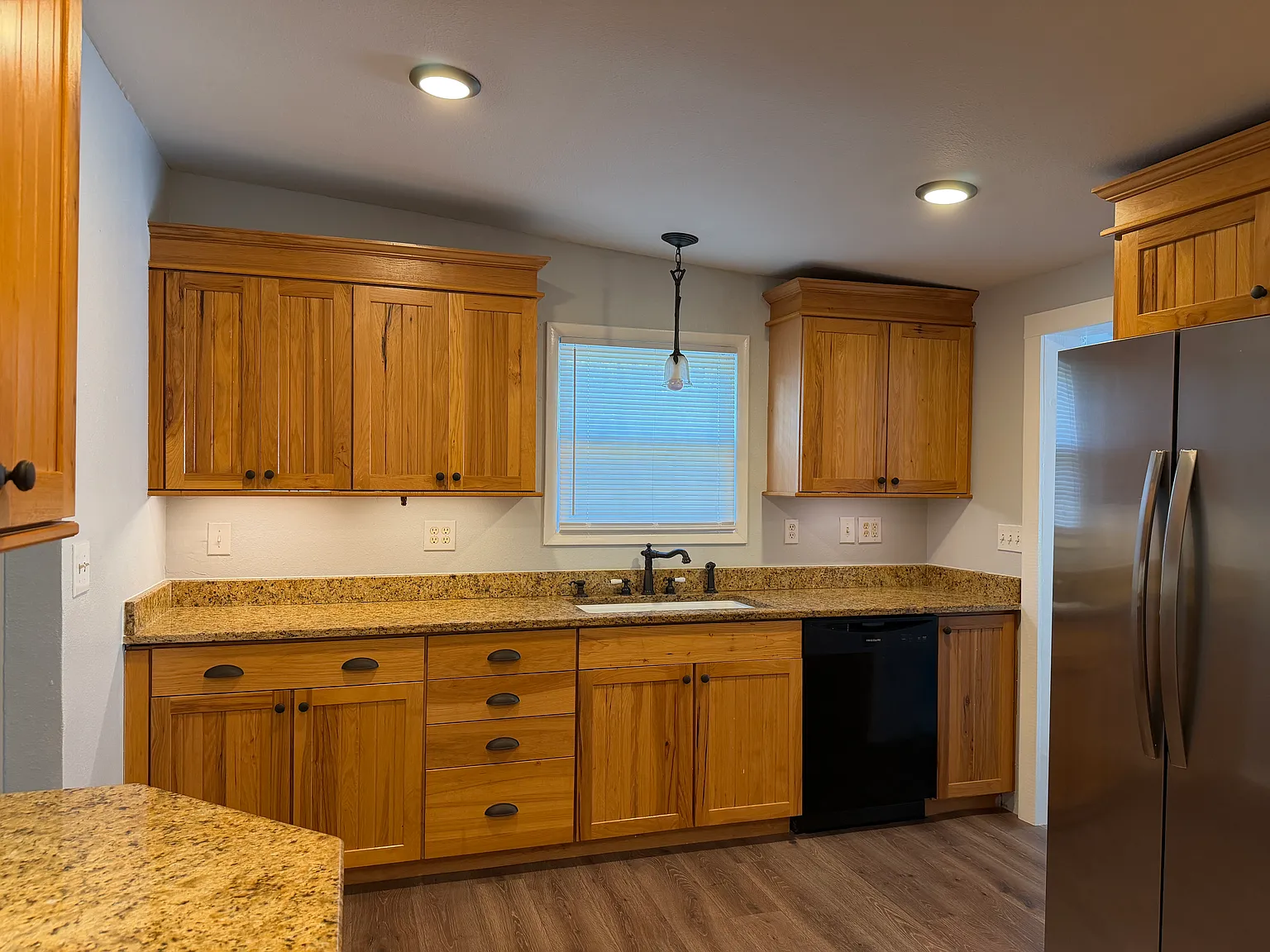 3 bed, 1.5 bath, 1068 sqft, $2,450 — Photo 3