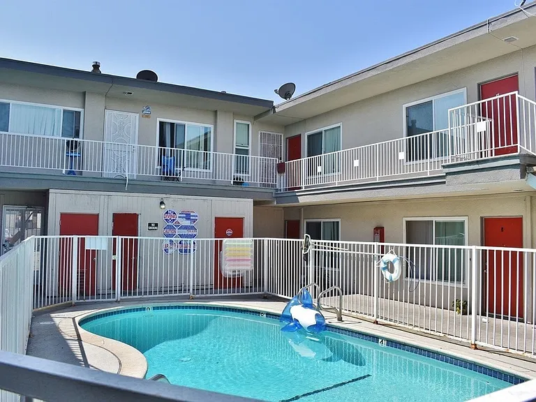 4050 W El Segundo Blvd — Photo 2