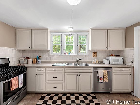 5th image of 900 Fountain St NE
