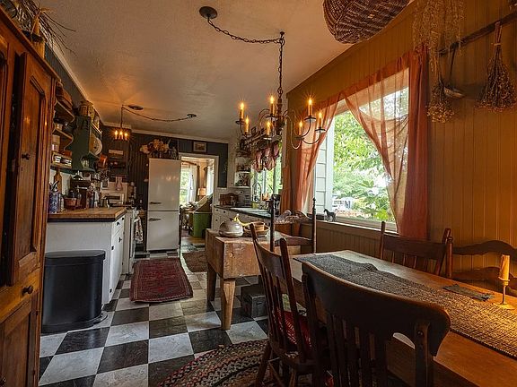 5th image of 133 Shirley St