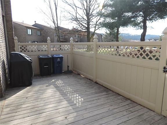 2nd image of 204 Williamsburg Ln