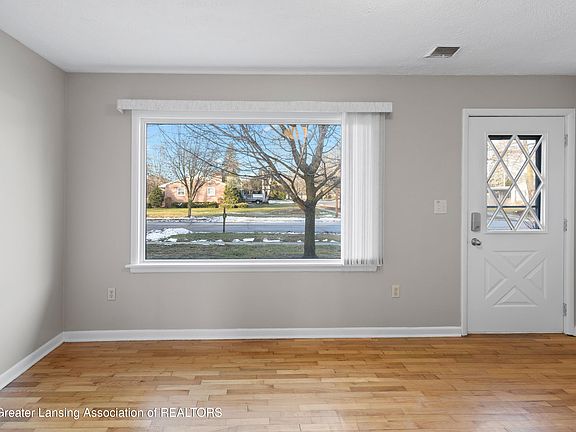 3rd image of 590 Vanderveen Dr
