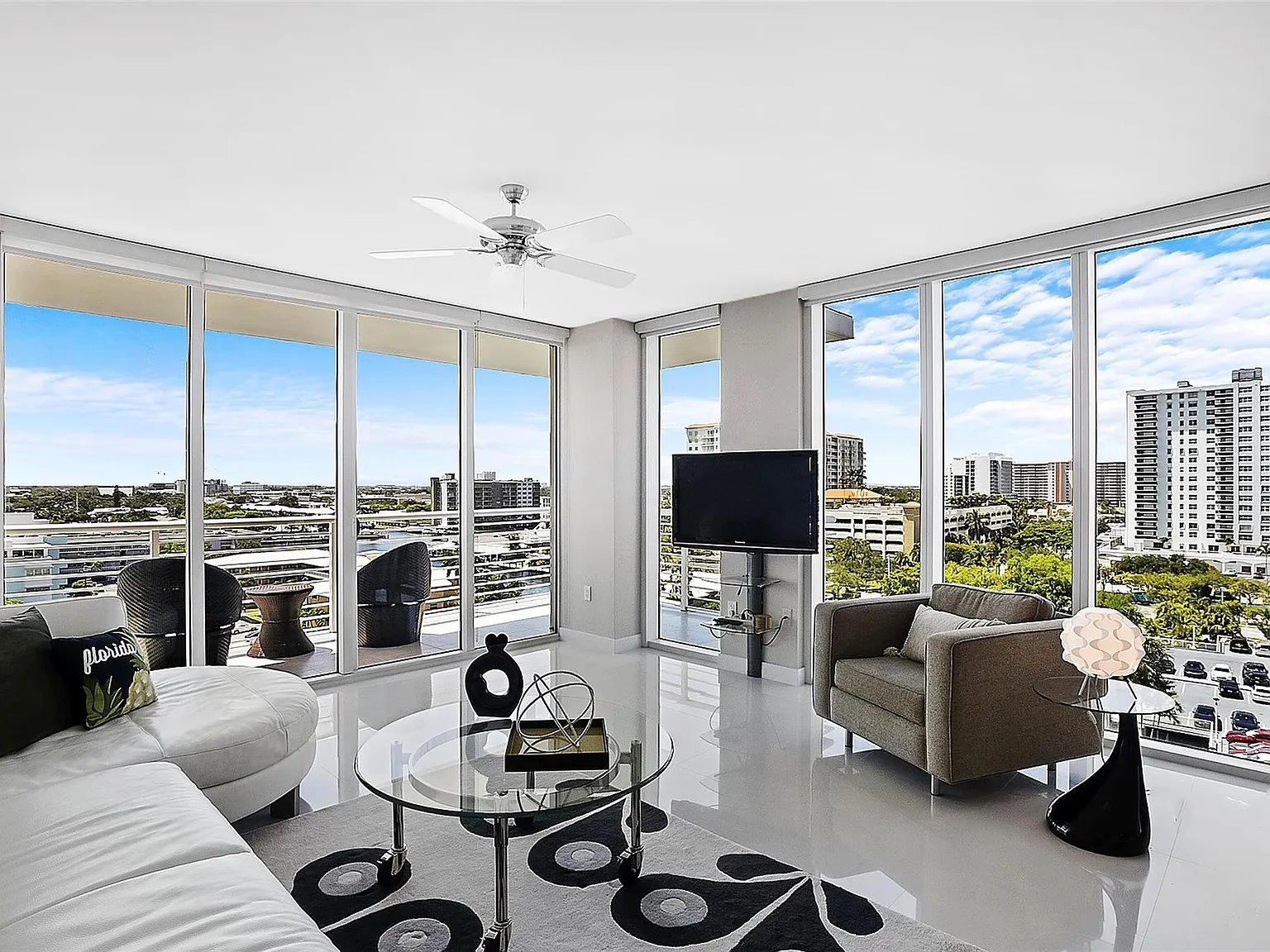 2 bed, 2.0 bath, 1468 sqft, $6,000 — Photo 3