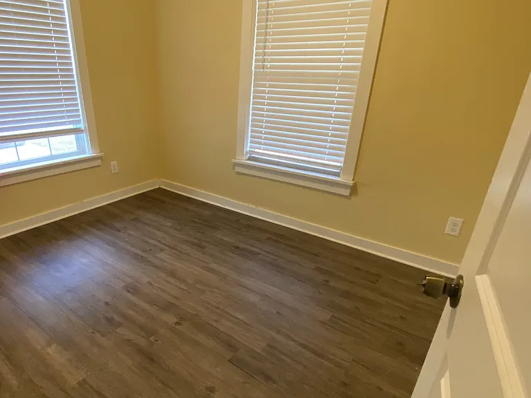 521 Mobile Ave — Photo 7