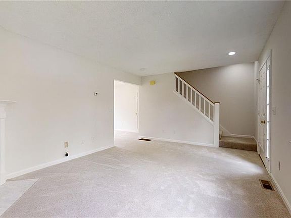 4th image of 44 Noel Ct #32