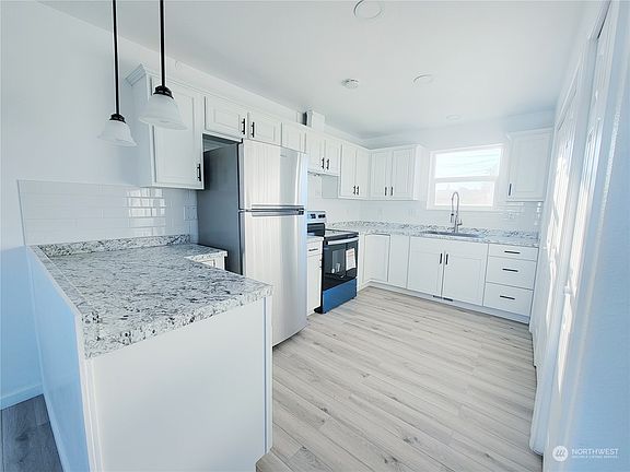 3rd image of 1123 Mather St NE